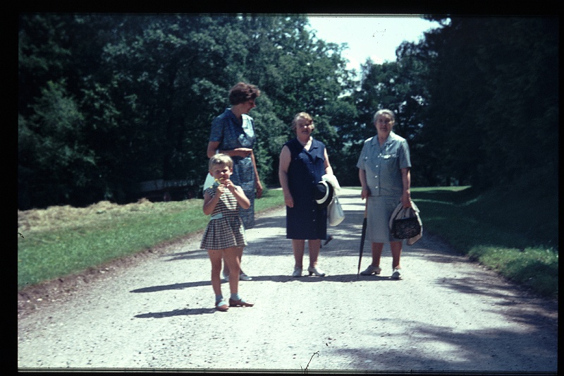 19.Walhalla jun 1966 Omi,Pauli,Mama,Brigitte.JPG